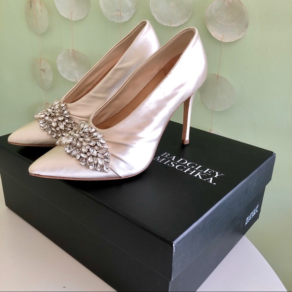 badgley mischka ivory satin shoes